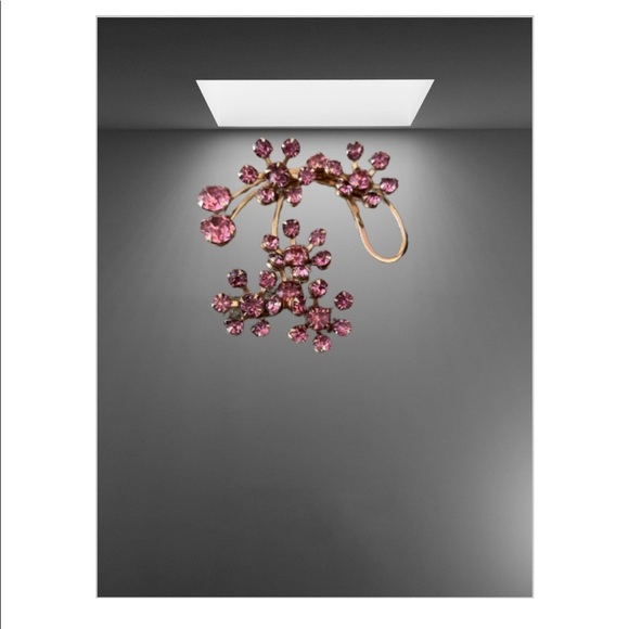 Vintage brooch with pink rhinestones on gold tone background m - Picture 5 of 5